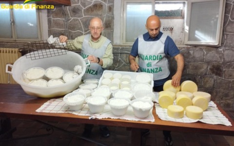 Produceva e vendeva formaggi senza autorizzazione e senza pagare le tasse