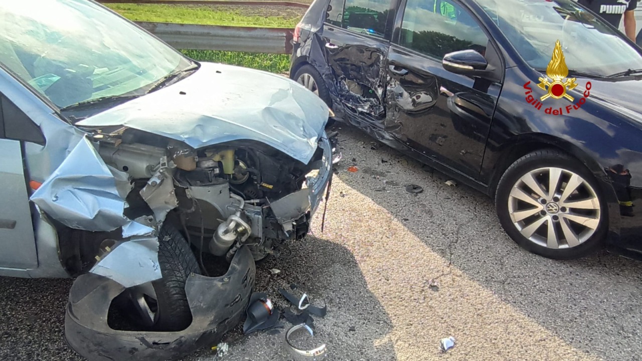 Drammatico incidente tra due auto: ferita anche una donna incinta