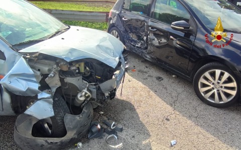 Drammatico incidente tra due auto: ferita anche una donna incinta