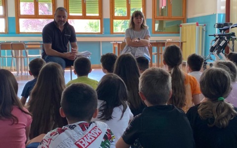 I bambini di Pontecchio scrivono una lettera al Sindaco: lui va a scuola per rispondere alle loro richieste