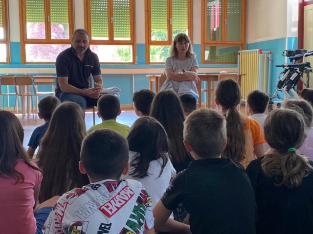 I bambini di Pontecchio scrivono una lettera al Sindaco: lui va a scuola per rispondere alle loro richieste