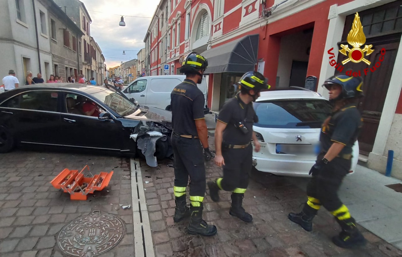 Perde il controllo dell’auto e travolge altre tre vetture parcheggiate