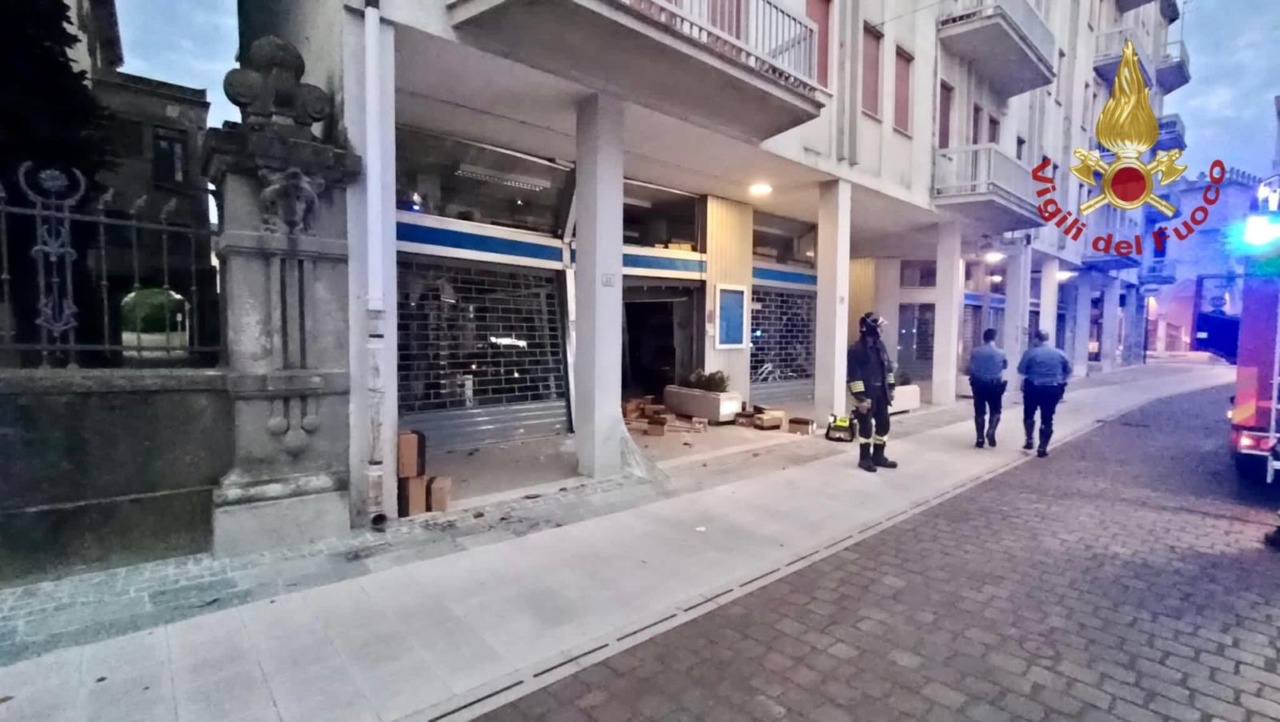 Sfondano con un furgone le vetrate di un negozio di biciclette: dopo il furto si danno alla fuga