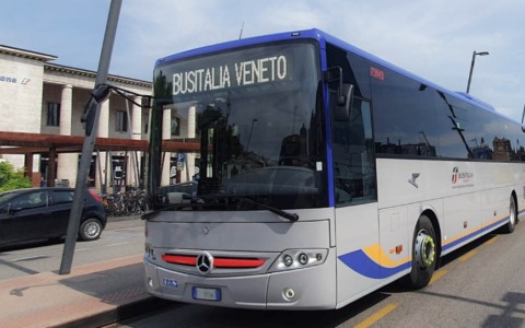Dal 9 giugno 2024 si potrà andare al mare… con un bus a chiamata, come prenotare il servizio con un’app