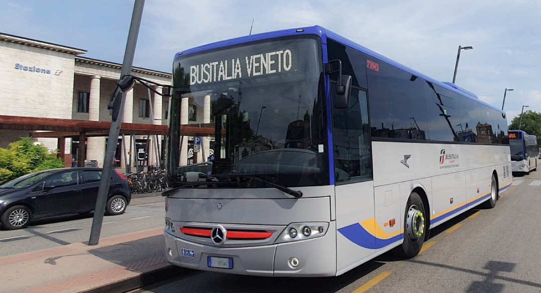 Dal 9 giugno 2024 si potrà andare al mare… con un bus a chiamata, come prenotare il servizio con un’app