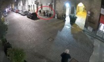 Violenta rapina in casa nel cuore di Rovigo: il video della coppia di malviventi in fuga