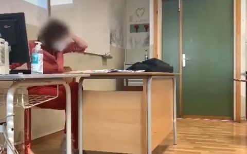Sparano alla prof e vengono promossi con 9 in condotta: il ministro dell’Istruzione chiede una “marcia indietro”
