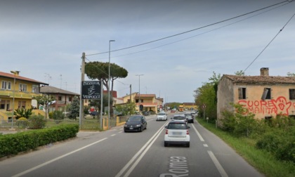 Grave incidente stradale tra auto e moto lungo la Romea