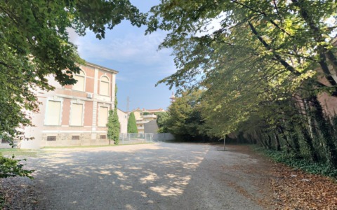 Spacciatore marocchino molesta i passanti nei pressi dei giardini Marconi