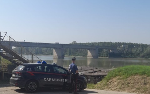 “L’ultima sigaretta e poi mi butto”: si lancia nel Po ma viene salvato dai Carabinieri