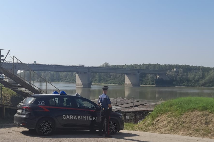 “L’ultima sigaretta e poi mi butto”: si lancia nel Po ma viene salvato dai Carabinieri