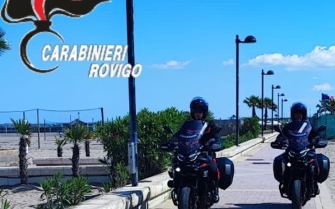 Blitz in spiaggia a Rosolina Mare: merci contraffatte e spaccio di droga