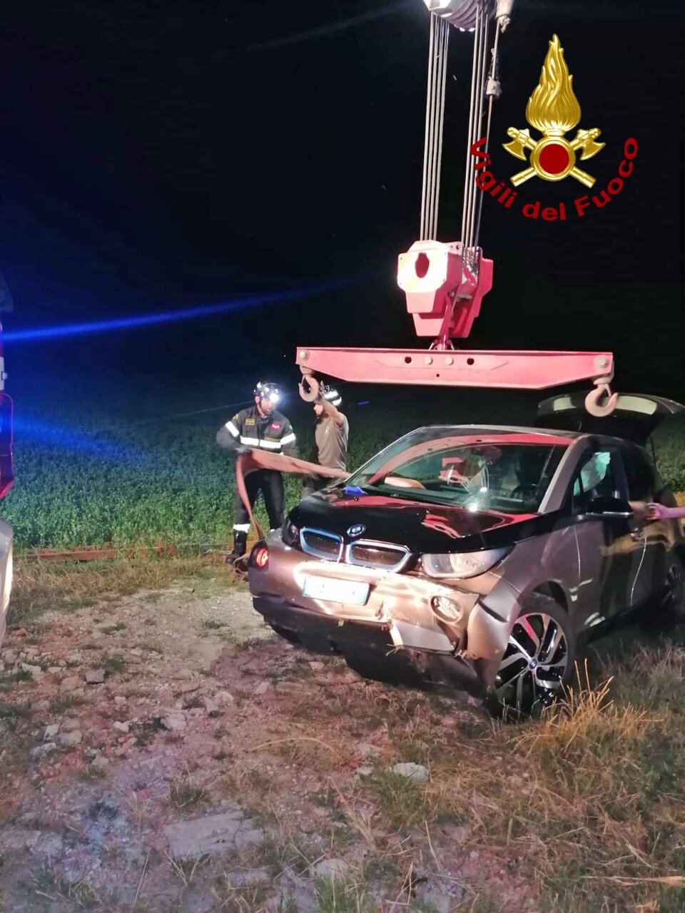 Porto Tolle, l’auto finisce fuori strada e resta in bilico sul canale d’acqua: donna miracolata