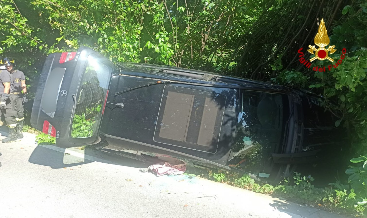 Incidente tra due auto a Occhiobello: una finisce all’interno di una siepe