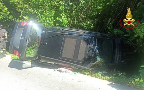 Incidente tra due auto a Occhiobello: una finisce all’interno di una siepe