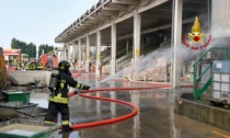 Incendio in un'azienda di resine: nell'attesa dei vigili del fuoco gli operai cercano di spegnere le fiamme