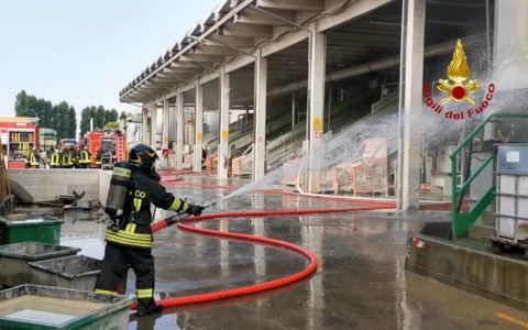 Incendio in un’azienda di resine: nell’attesa dei vigili del fuoco gli operai cercano di spegnere le fiamme