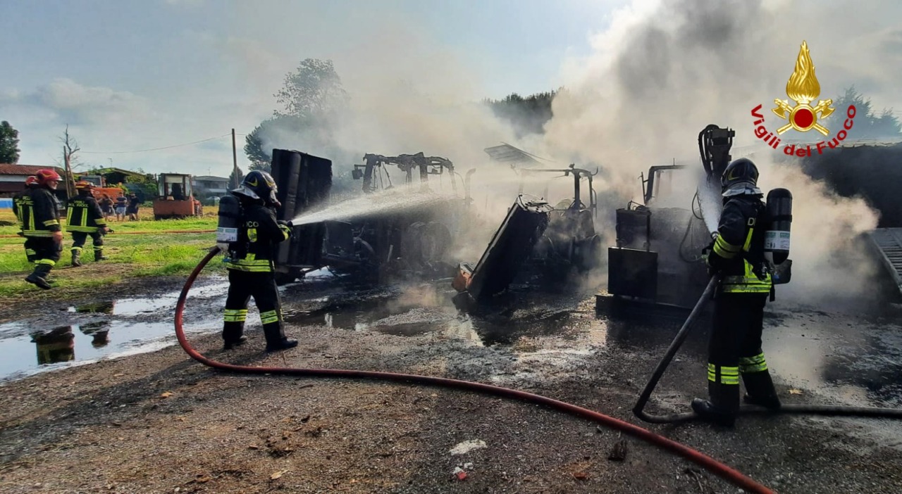 Castelnovo Bariano, azienda agricola divorata dalle fiamme: le immagini dell’incendio