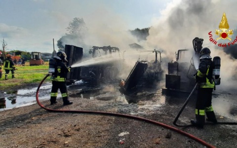Castelnovo Bariano, azienda agricola divorata dalle fiamme: le immagini dell’incendio