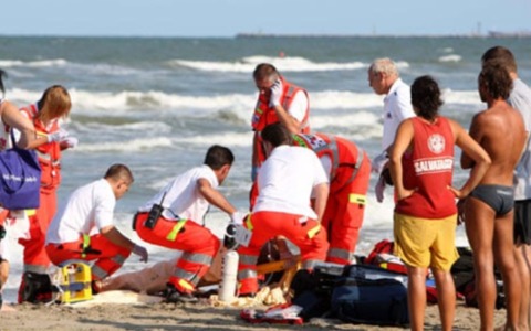 Tragedia a Rosolina Mare: 49enne muore per un infarto mentre è in acqua