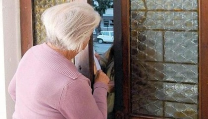 Finti carabinieri tentano di truffare un’80enne: fermati dai “veri” militari dopo un’inseguimento di 20 km