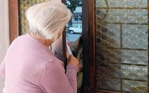 Due truffatori tentano di raggirare anziane con il finto incidente, fermati dai Carabinieri