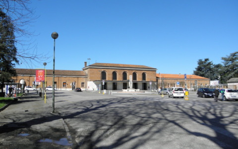 Accoltella ripetutamente la moglie in stazione: giovane senegalese eroico interviene per salvare la donna
