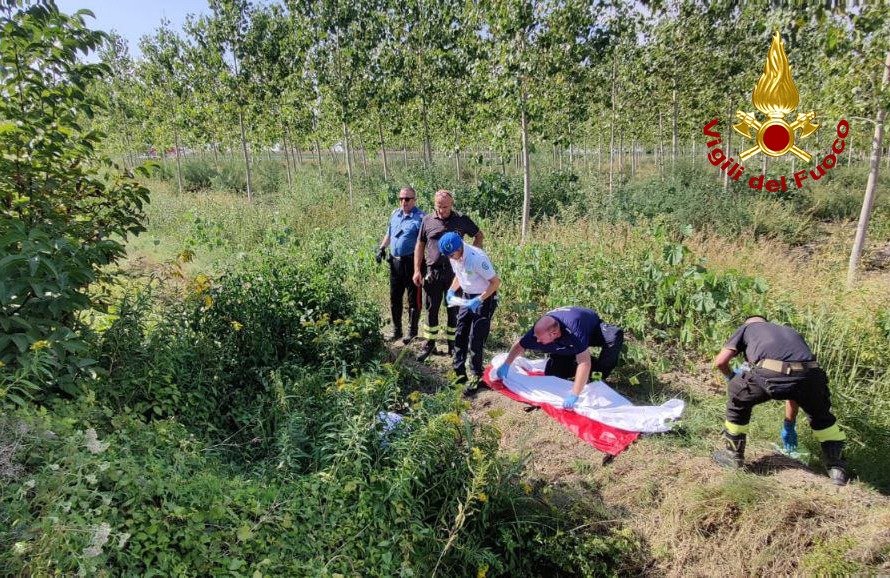 Quando il marito non l’ha vista tornare ha dato l’allarme: la moglie è stata ritrovata in un fossato