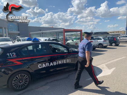 Furti di borsa, cellulari e bancomat fuori dai supermercati: arrestata una coppia