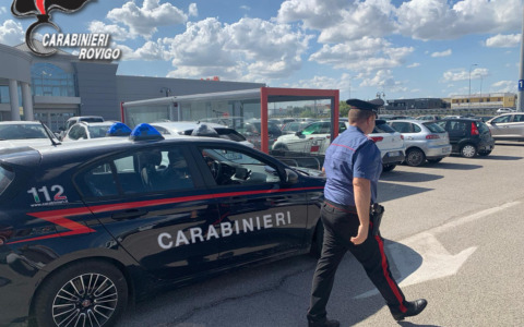Furti di borsa, cellulari e bancomat fuori dai supermercati: arrestata una coppia