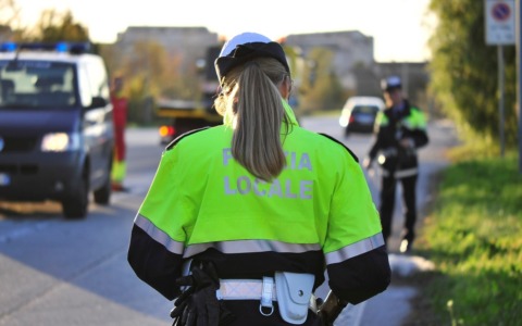 Autobus senza licenza, la polizia interrompe la gita
