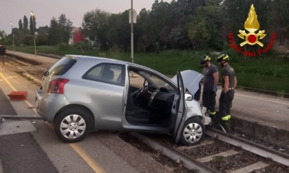 Ha un malore e finisce con l'auto... sui binari