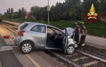 Ha un malore e finisce con l’auto… sui binari