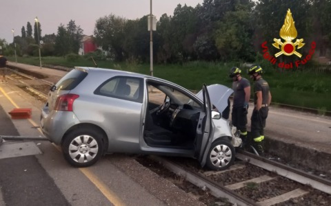 Ha un malore e finisce con l’auto… sui binari