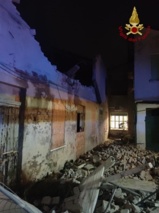 Crolla il tetto del teatro di Stienta