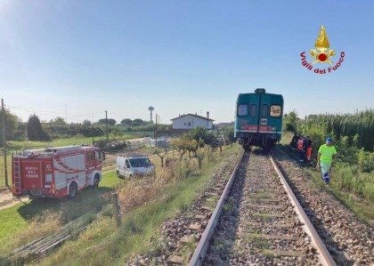Due tori sui binari, litorina ne investe uno: linea bloccata per ore