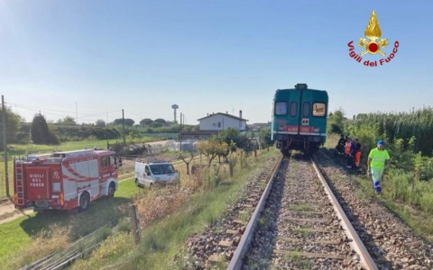 Due tori sui binari, litorina ne investe uno: linea bloccata per ore
