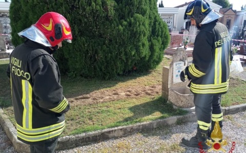 Salara, addetti alla manutenzione trovano un ordigno bellico inesploso nel cimitero