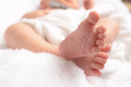 Muore un neonato, ipotesi scuotimento: arrestata la madre