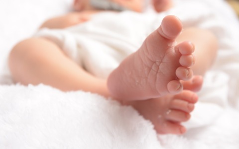 Muore un neonato, ipotesi scuotimento: arrestata la madre