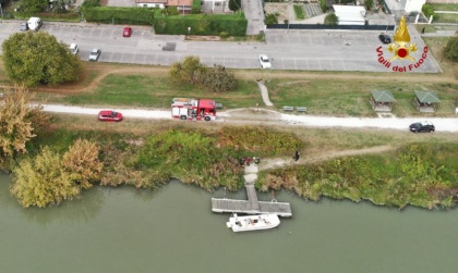 Scivola nel Canal Bianco, donna salvata dai vigili del fuoco