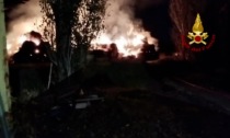 Incendio nella notte a Stienta a fuoco 120 rotoballe di fieno