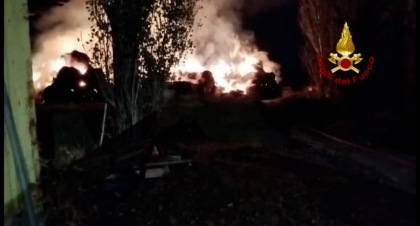 Incendio nella notte a Stienta a fuoco 120 rotoballe di fieno
