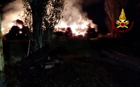 Incendio nella notte a Stienta a fuoco 120 rotoballe di fieno