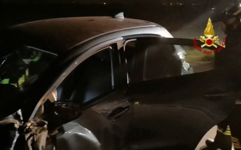 Violento scontro tra un’auto e un camion sulla Transpolesana