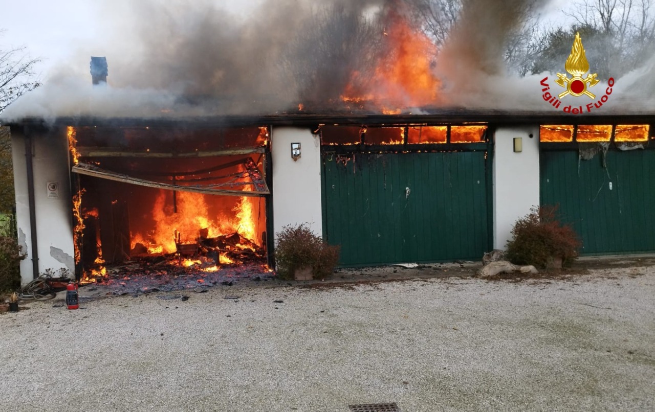 Incendio a Villadose, brucia un garage