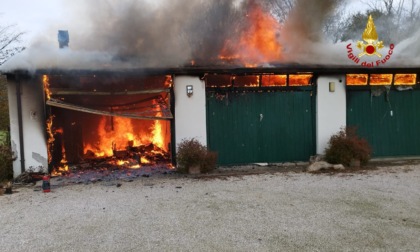 Incendio a Villadose, brucia un garage