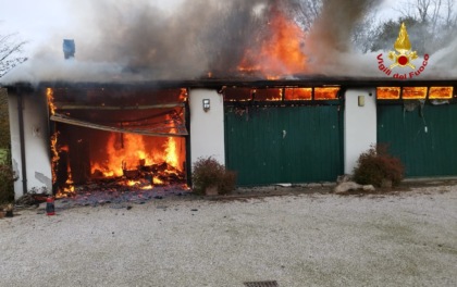 Incendio a Villadose, brucia un garage
