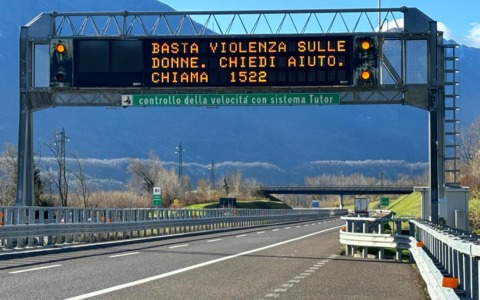 Giornata internazionale contro la violenza sulle donne: Autostrade per l’Italia mette a disposizione i pannelli a messaggio variabile per diffondere il numero 1522