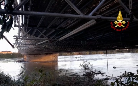 In attesa della piena, campi allagati e spiagge ‘mangiate’